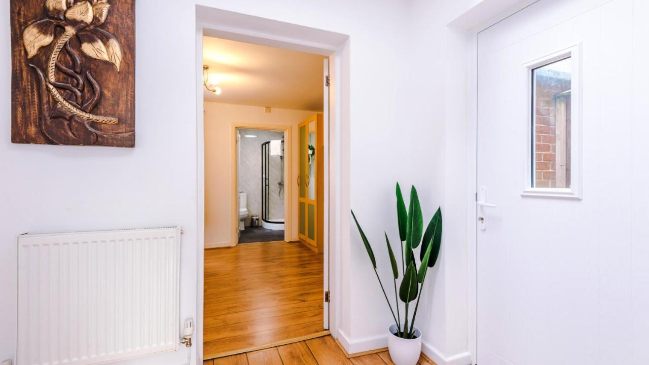 Newhall Road - 4 Bedroom Chester Home - Parking Wervin Buitenkant foto