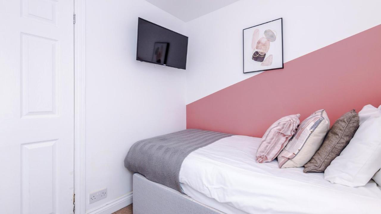 Newhall Road - 4 Bedroom Chester Home - Parking Wervin Buitenkant foto