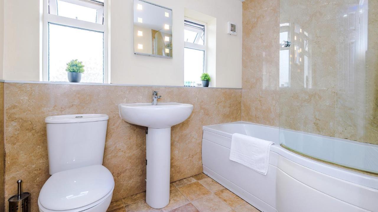 Newhall Road - 4 Bedroom Chester Home - Parking Wervin Buitenkant foto