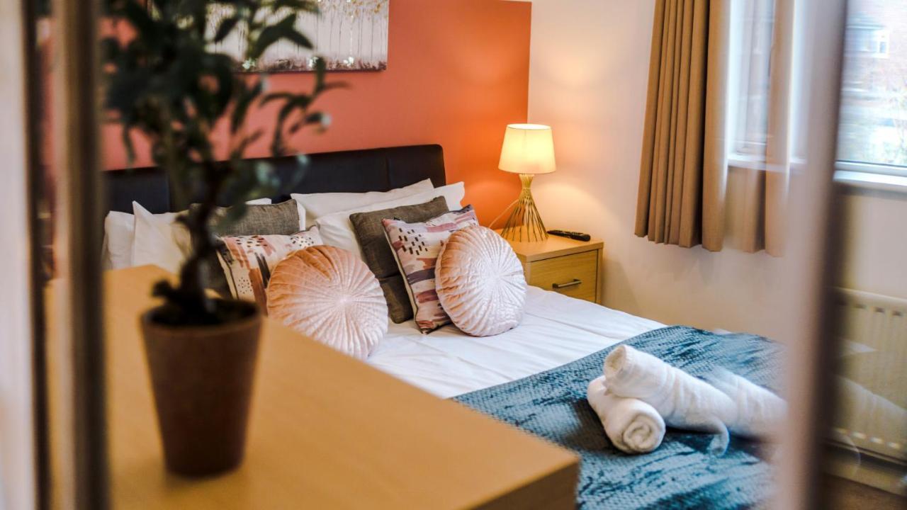Newhall Road - 4 Bedroom Chester Home - Parking Wervin Buitenkant foto